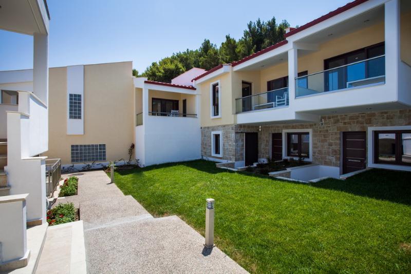 Elpiniki Luxury Apartments Nea Poteidaia Bagian luar foto